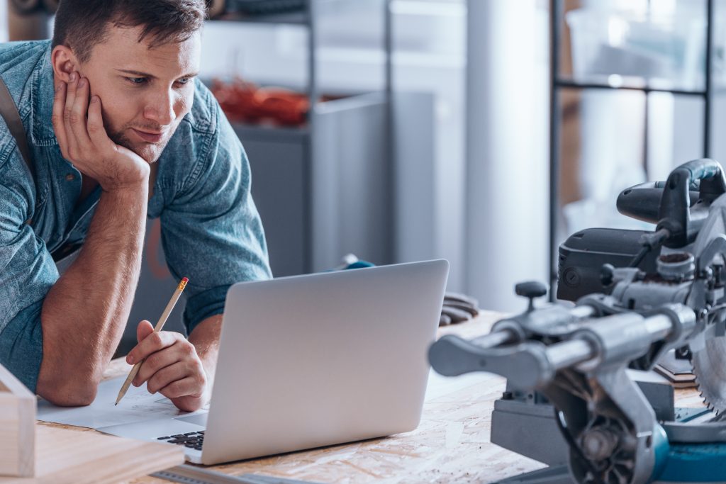 Как человек работает на двух работах. Механика на ноутбуке. Человек работает на острове